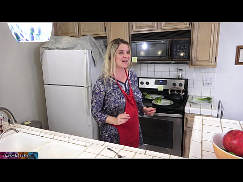 ❤️ Ibu tiri memerah susu dia di dapur sebelum kencannya ️❌ Video seks pada kami