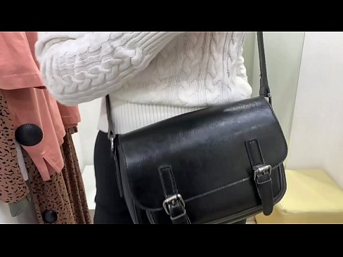 ❤️ Masturbasi publik dari jalang muda FeralBerry dengan dildo di kamar pas ️❌ Video seks pada kami